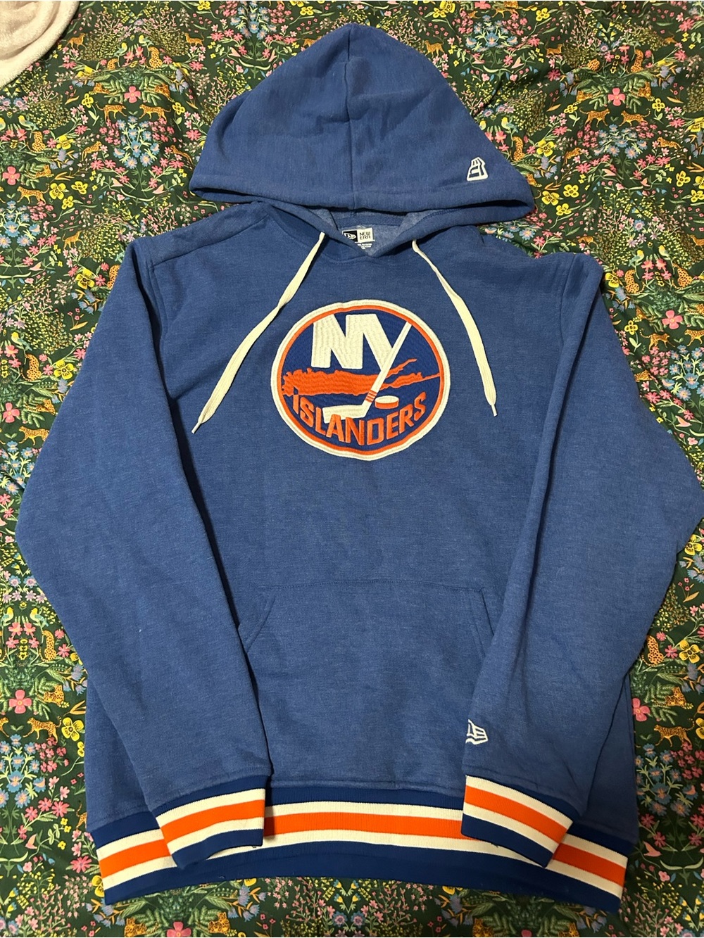 New Era NHL New York Islanders hoodie. Stitched Logo. Sz Medium. Limited Edition